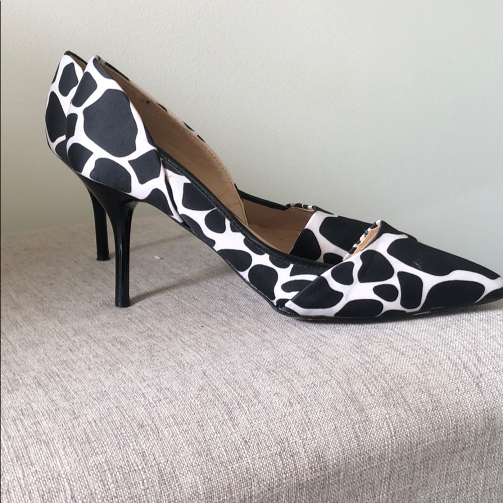 Expressions Close Toed Pumps - Picture 3 of 3